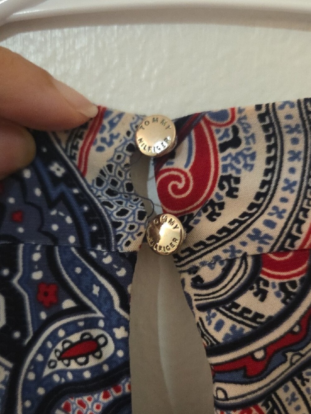 Tommy Hilfiger Sleeveless Paisley Tie-Neck Top - Navy, Red & White Large - Picture 6 of 8